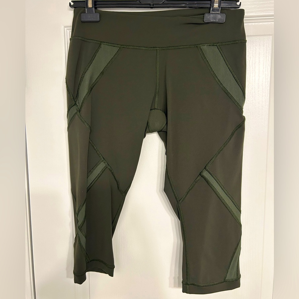 Lululemon Army Green Cropped  (clam digger) leggings 
Cute mesh cut out